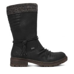 Kozaki Rieker. Czarne kozaki Rieker, bez wzorów, bez obcasa, na płaskiej podeszwie, bez zapięcia. Za 429.99 zł.