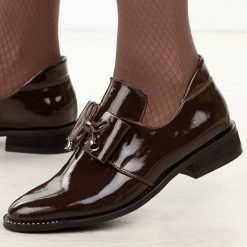 Brązowe lakierowane skórzane Polskie półbuty damskie Deoni D055. Brązowe półbuty wsuwane Deoni, na jesień, bez wzorów, z jeansu, biznesowe, bez obcasa, na płaskiej podeszwie. Za 469.00 zł.