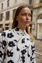 Wiskozowa koszula w kwiaty biała. Białe koszule MOODO, bez wzorów, z wiskozy, bez kołnierzyka, bez ramiączek. Za 119.99 zł.