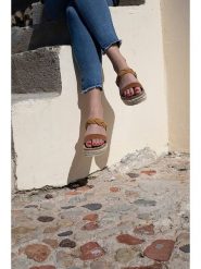 Sunbay Klapki "Mariara" w kolorze jasnobrązowym rozmiar: 37. Brązowe klapki Sunbay, bez wzorów, klasyczne, z otwartym noskiem, bez obcasa, bez zapięcia. Za 108.49 zł.