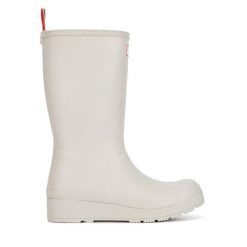 Kalosze Hunter. Białe kalosze Hunter, bez wzorów, bez zapięcia. Za 349.99 zł.