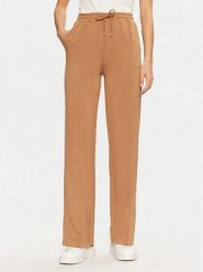 Guess Spodnie dresowe V5RB19 KCOB2 Brązowy Regular Fit. Brązowe spodnie dresowe Guess, z aplikacjami, z dresówki. Za 199.99 zł.