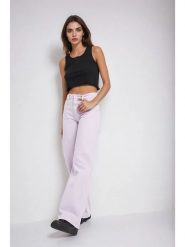 Monki Dżinsy - Comfort fit - w kolorze lawendowym rozmiar: W24. Różowe jeansy Monki, z aplikacjami, z bawełny, klasyczne, z podwyższonym stanem. Za 60.99 zł.