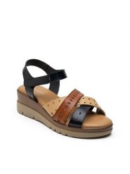 Foreverfolie Sandały w kolorze czarnym na obcasie rozmiar: 38. Czarne sandały Foreverfolie, bez wzorów, z otwartym noskiem, bez obcasa, na koturnie, bez zapięcia. Za 117.99 zł.