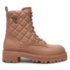 Trapery Guess. Brązowe traperki Guess, z aplikacjami, bez obcasa, bez zapięcia. Za 799.99 zł.