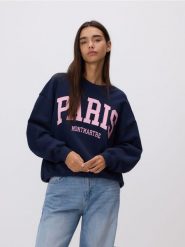 Bluza z haftowanym napisem - granatowy. Niebieskie bluzy Reserved, l, bez wzorów, z bawełny, bez ramiączek, bez kaptura. Za 119.99 zł.