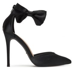 Szpilki DeeZee. Czarne szpilki DeeZee, bez wzorów, bez obcasa, na szpilce, bez zapięcia. Za 159.99 zł.