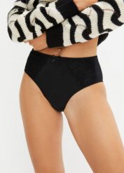 Figi maxi (2 pary). Białe figi bonprix, bez wzorów, z koronki. Za 59.98 zł.