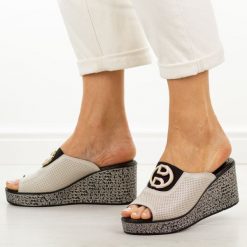 Beżowe skórzane klapki damskie na koturnie S.Barski 7012. Brązowe klapki S.BARSKI, z aplikacjami, z jeansu, casualowe, z okrągłym noskiem, bez obcasa, na koturnie, bez zapięcia. Za 229.00 zł.