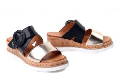 PIAZZA 900180-01 schwarz, klapki damskie. Czarne klapki Piazza, bez wzorów, bez obcasa, bez zapięcia. Za 299.90 zł.