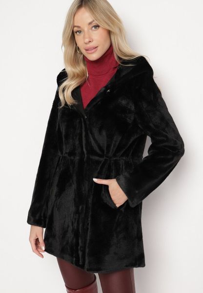 Czarna Kurtka ze Sztucznego Futerka z Kapturem Innalitha. Czarne kurtki Born2be, l, bez wzorów, z kapturem. Za 169.99 zł.