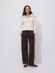 Bluza z wysoką stójką - kremowy. Białe bluzy Reserved, l, bez wzorów, z bawełny, bez ramiączek, bez kaptura. Za 119.99 zł.