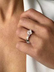 Les Petites Précieuses Pozłacany pierścionek z masą perłową i cyrkoniami rozmiar: 50. Białe pierścionki Les Petites Précieuses, z cyrkonią, pozłacane. Za 150.95 zł.