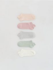 Krótkie skarpetki z haftem 5 pac - pastelowy róż. Czerwone skarpetki Reserved, bez wzorów. Za 49.99 zł.