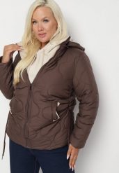 Brązowa Pikowana Kurtka Plus Size z Odpinanym Kapturem i Wsuwanymi Kieszeniami Anselie. Brązowe kurtki Born2be, plus size, bez wzorów, z jeansu, eleganckie. W wyprzedaży za 125.99 zł.