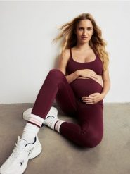 Gładkie legginsy - mahoniowy. Brązowe legginsy Reserved, bez wzorów, z dzianiny. Za 79.99 zł.