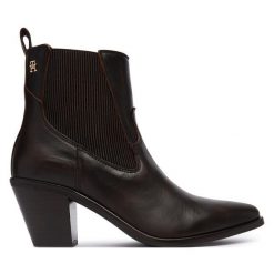 Botki Tommy Hilfiger. Brązowe botki Tommy Hilfiger, bez wzorów, bez obcasa, na słupku, bez zapięcia. Za 749.99 zł.