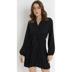 Czarna Sukienka Ollyre. Czarne sukienki Born2be, na co dzień, s, bez wzorów, klasyczne, bez kołnierzyka, bez ramiączek, mini, dopasowane. W wyprzedaży za 69.99 zł.