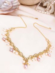 Pierres de Jade Pozłacany naszyjnik z elementami ozdobnymi - dł. 45 cm rozmiar: onesize. Białe naszyjniki Pierres de Jade, z materiału, z perłą, pozłacane. Za 130.99 zł.