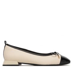 Półbuty Clarks. Półbuty wsuwane Clarks, bez wzorów, bez obcasa, na płaskiej podeszwie. Za 469.99 zł.