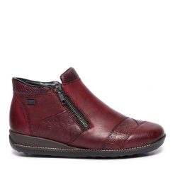 Botki Rieker. Czerwone botki Rieker, bez wzorów, bez obcasa, na płaskiej podeszwie, bez zapięcia. Za 219.99 zł.