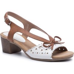 Sandały CLARA BARSON WS2817-02. Białe sandały Clara Barson, bez wzorów, ze skóry ekologicznej, bez obcasa, bez zapięcia. Za 69.99 zł.