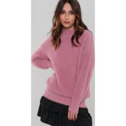 Ciemnoróżowy Sweter Wełniany Merrill. Czerwone swetry Renee, l, bez wzorów, z wełny, klasyczne, bez ramiączek. W wyprzedaży za 55.99 zł.
