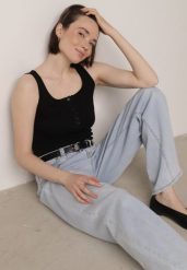 Czarny Prążkowany Top na Szerokich Ramiączkach z Bawełny Zdobiony Guzikami Bernella. Czarne topy Born2be, m, z aplikacjami, z bawełny, eleganckie, bez kołnierzyka, bez ramiączek. Za 39.99 zł.