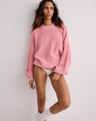 Damska bluza dzianinowa, luźny krój, okrągły dekolt aim'n pudrowy róż. Brązowe bluzy AIM'N, l, z aplikacjami, z bawełny, bez kaptura, do biegania. Za 381.00 zł.