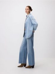 Jeansowa koszula z aplikacjami - niebieski. Niebieskie koszule Reserved, l, z aplikacjami, z bawełny, bez kołnierzyka, bez ramiączek. Za 159.99 zł.