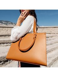 ATELIERS SAINT GERMAIN Skórzana torebka w kolorze jasnobrązowym - 36 x 28,5 x 13,5 cm rozmiar: onesize. Brązowe torebki klasyczne ATELIERS SAINT GERMAIN, bez wzorów, z materiału, bez dodatków. Za 630.99 zł.