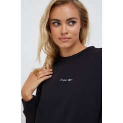 Calvin Klein sukienka kolor czarny mini prosta. Czarne sukienki Calvin Klein, na co dzień, l, bez wzorów, z włókna, bez kołnierzyka, bez ramiączek, maxi, proste. Za 539.99 zł.