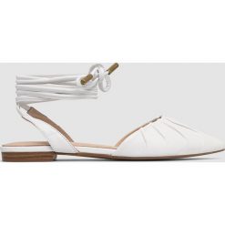 Guess baleriny Carlas damskie kolor biały. Białe baleriny Guess, z aplikacjami, z gumy, bez obcasa, na płaskiej podeszwie, bez zapięcia. W wyprzedaży za 329.99 zł.