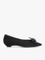 Czarne baleriny z kokardą. Czarne baleriny Ryłko, bez wzorów, ze skóry, eleganckie, bez obcasa, na płaskiej podeszwie, bez zapięcia. Za 399.99 zł.
