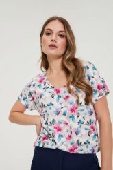 Bluzka z dekoltem w serek biała. Białe bluzki MOODO, l, bez wzorów, z elastanu, bez kołnierzyka, bez ramiączek. Za 79.99 zł.