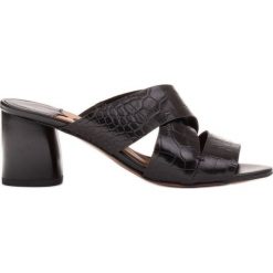 Marco Shoes Skórzane klapki damskie ze skóry w pocięte pasy czarne. Czarne klapki Marco Shoes, bez wzorów, ze skóry, eleganckie, bez obcasa, bez zapięcia. Za 269.00 zł.