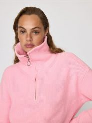 Sweter z wiskozą - różowy. Czerwone swetry Reserved, l, bez wzorów, z dzianiny, bez ramiączek. W wyprzedaży za 99.99 zł.