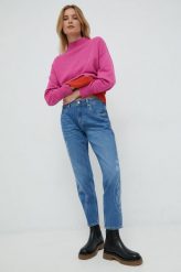 United Colors of Benetton sweter damski kolor różowy lekki z półgolfem. Czerwone jeansy United Colors Of Benetton, m, bez wzorów, bez ramiączek. W wyprzedaży za 239.99 zł.
