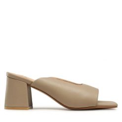 Klapki Vero Moda. Brązowe klapki Vero Moda, bez wzorów, bez obcasa, bez zapięcia. Za 139.99 zł.