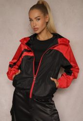 Czerwono-Czarna Kurtka Wiatrówka w Streetwearowym Stylu z Kapturem i Kieszeniami Nailria. Czerwone kurtki Renee, l, bez wzorów, z materiału, z kapturem. W wyprzedaży za 59.99 zł.