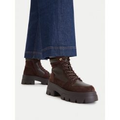 Trapery MEXX. Brązowe traperki Mexx, bez wzorów, bez obcasa, bez zapięcia. Za 299.99 zł.