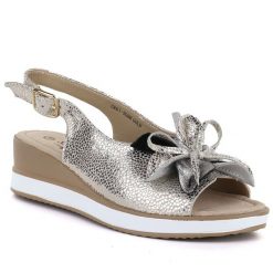 Skórzane sandały damskie z kwiatem złote S.Barski 5988. Żółte sandały S.BARSKI, bez wzorów, ze skóry, bez obcasa, bez zapięcia. Za 249.99 zł.