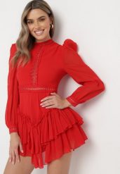 Czerwona Rozkloszowana Sukienka Kombinezon Mini z Falbankami Gilha. Czerwone sukienki Born2be, m, z aplikacjami, z koronki, bez kołnierzyka, bez ramiączek, mini, rozkloszowane. W wyprzedaży za 139.99 zł.