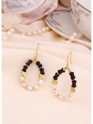 L'Atelier de Gaia Pozłacane kolczyki z perłami i agatami rozmiar: onesize. Białe kolczyki L'Atelier de Gaia, z agatem, pozłacane. Za 56.99 zł.