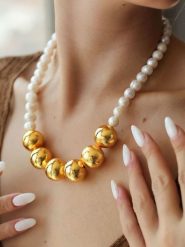 L'Atelier de Gaia Pozłacany naszyjnik z perłami - dł. 42 cm rozmiar: onesize. Białe naszyjniki L'Atelier de Gaia, z materiału, z perłą, pozłacane. Za 375.96 zł.