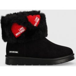 Love Moschino śniegowce kolor czarny. Czarne śniegowce Love Moschino, bez wzorów, z gumy, bez zapięcia. Za 939.99 zł.