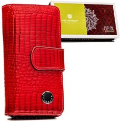 Duży, czerwony portfel damski ze skóry naturalnej zamykany na suwak i zatrzask - Peterson. Czerwone portfele Peterson, bez wzorów, ze skóry. Za 119.99 zł.