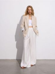 Marynarka z lnem - beżowy. Brązowe marynarki i żakiety Reserved, l, bez wzorów, z tkaniny, bez ramiączek. W wyprzedaży za 119.99 zł.