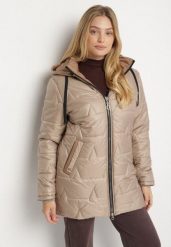 Ciemnobeżowa Pikowana Kurtka o Prostym Kroju z Kapturem Nileria. Brązowe kurtki Born2be, plus size, bez wzorów, z dzianiny, biznesowe, z kapturem. Za 189.99 zł.