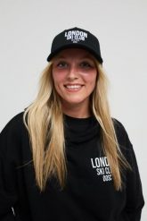 Czapka London Ski Club – czarna. Białe czapki z daszkiem OOSC, bez wzorów, z materiału, klasyczne. Za 122.99 zł.